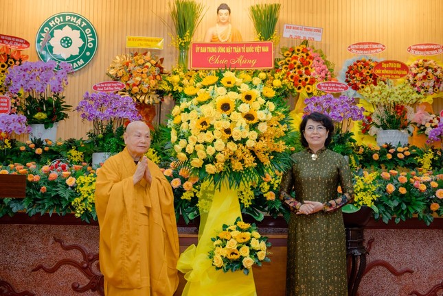 Phó Chủ tịch TƯMTTQVN Tô Thị Bích Châu tặng hoa chúc mừng - Trưởng lão Hòa thượng Chủ tịch Hội đồng Trị sự nhận Phó Chủ tịch TƯMTTQVN Tô Thị Bích Châu tặng hoa chúc mừng - Trưởng lão Hòa thượng Chủ tịch Hội đồng Trị sự nhận