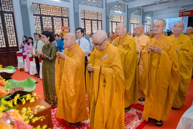 Chư tôn giáo phẩm, quý lãnh đạo niêm hương cúng dường Chư tôn giáo phẩm, quý lãnh đạo niêm hương cúng dường
