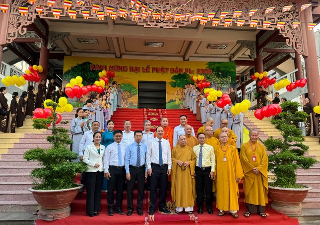 Phái đoàn lãnh đạo Thành ủy TP.HCM chụp ảnh lưu niệm cùng chư tôn đức Hội đồng Trị sự, tại thiền viện Quảng Đức - Văn phòng II T.Ư Phái đoàn lãnh đạo Thành ủy TP.HCM chụp ảnh lưu niệm cùng chư tôn đức Hội đồng Trị sự, tại thiền viện Quảng Đức - Văn phòng II T.Ư