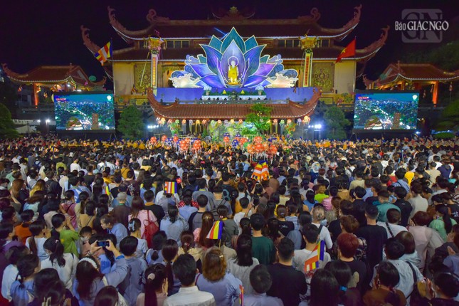 Hàng ngàn Phật tử tham gia rước Đức Phật đản sinh và Lễ Tắm Phật tại Việt Nam Quốc Tự