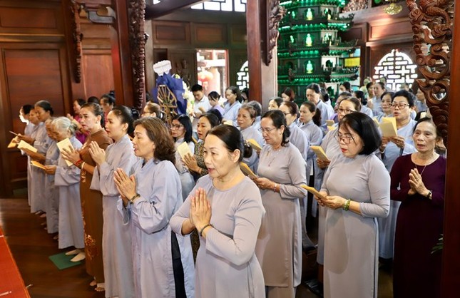 Phật tử tham dự khóa lễ