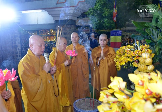 Chư tôn đức niêm hương trước tôn tượng Đức Phật Đản sinh tại lễ đài tổ đình Ấn Quang