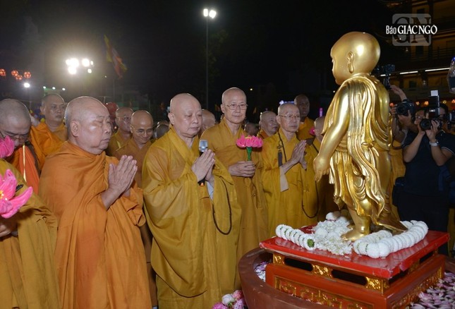 Hòa thượng Thích Lệ Trang thực hiện khóa Lễ Tắm Phật tại Việt Nam Quốc Tự