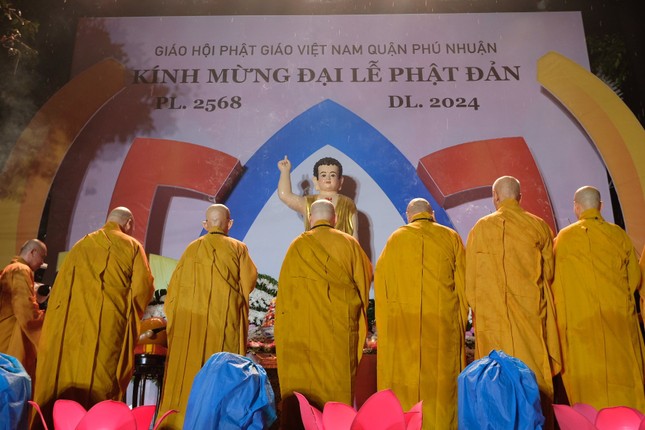 Lễ cầu nguyện thắp sáng 7 đóa sen hồng bắt đầu Tuần lễ Phật đản Phật lịch 2568 của Phật giáo Q.Phú Nhuận