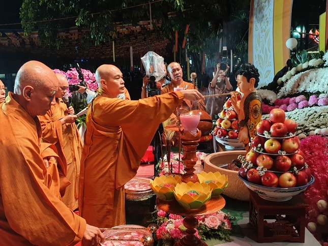 Thực hiện nghi thức Tắm Phật