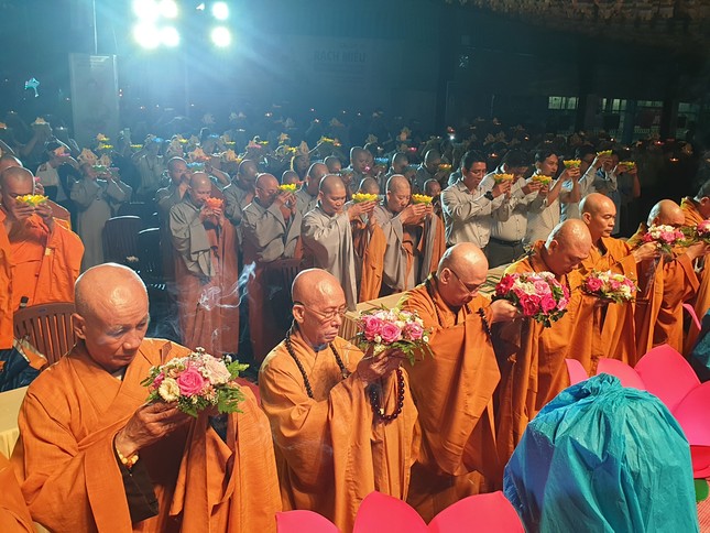 Dâng hoa cúng dường trong lễ thắp sáng 7 đóa sen hồng trên kênh Nhiêu Lộc