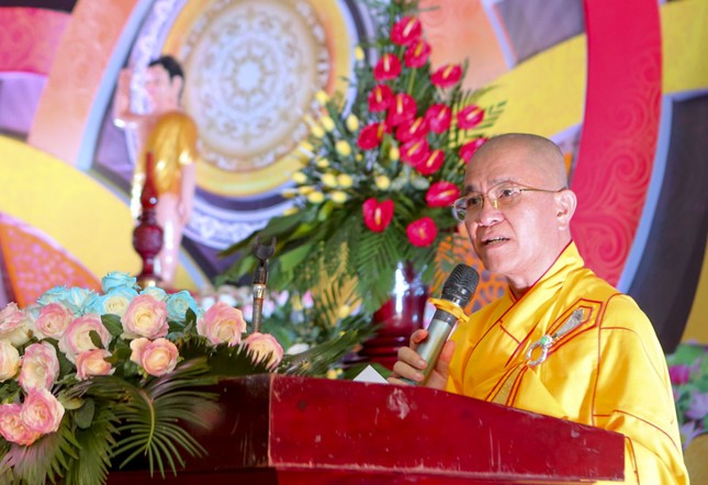 Thượng tọa Thích Quảng Hiền đọc Diễn văn Phật đản của Hòa thượng Chủ tịch Hội đồng Trị sự GHPGVN