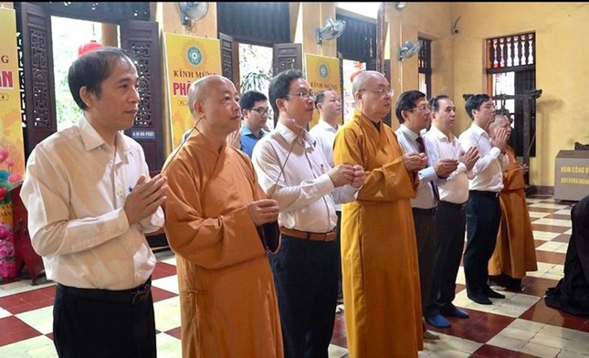 Phái đoàn Ủy ban TƯMTTQVN dâng hương Tam bảo tại chùa Quán Sứ Phái đoàn Ủy ban TƯMTTQVN dâng hương Tam bảo tại chùa Quán Sứ