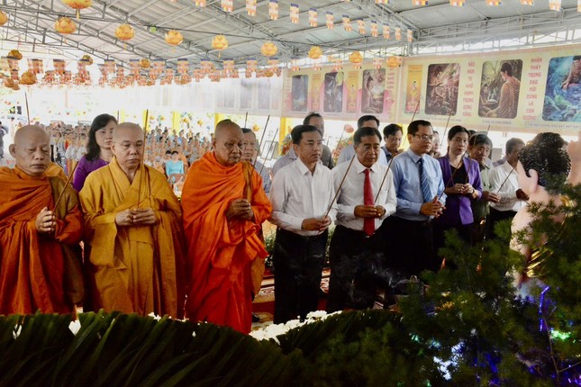 Chư tôn đức và các vị lãnh đạo chính quyền dâng hương Tam bảo Chư tôn đức và các vị lãnh đạo chính quyền dâng hương Tam bảo