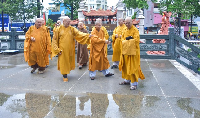 Hòa thượng Thích Lệ Trang, Trưởng ban Trị sự GHPGVN TP.HCM, Trưởng ban Tổ chức Đại lễ chỉ đạo bố trí các dãy ghế cho khách mời, chư tôn đức tham dự - Ảnh: Quảng Đạo