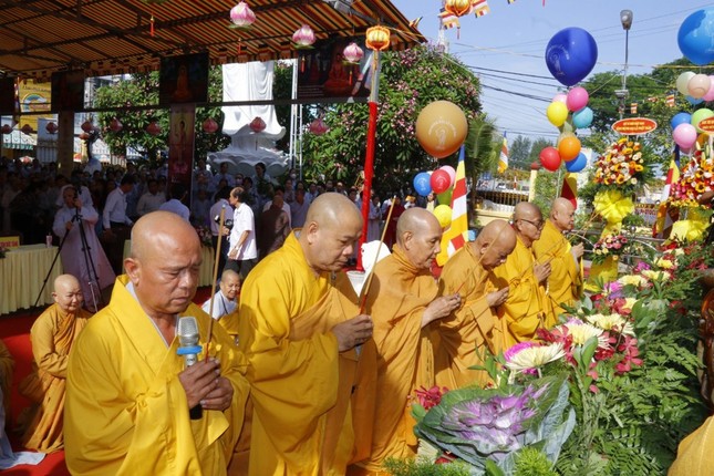 Cử hành nghi thức niêm hương kỷ niệm ngày Khánh đản Đức Thế Tôn