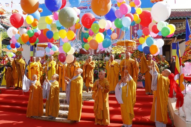 Thả bong bóng cầu nguyện hòa bình