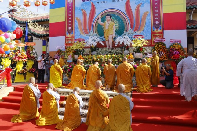 Chư Tăng Ni đảnh lễ tôn tượng Đức Phật sơ sinh
