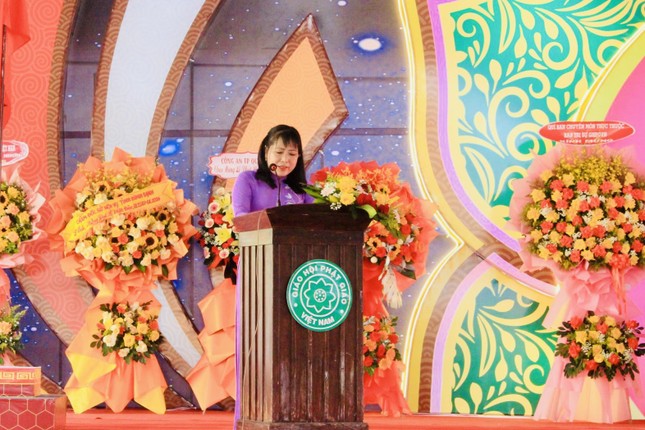 Bà Hồ Thị Kim Thu thay mặt lãnh đạo chính quyền tỉnh đã có lời phát biểu chúc mừng Đại lễ Phật đản Phật lịch 2568