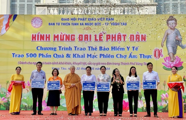 Ni sư Thích nữ Tiến Liên, Trưởng ban Tổ chức trao tặng tượng trưng thẻ bảo hiểm y tế đến đại diện các phường
