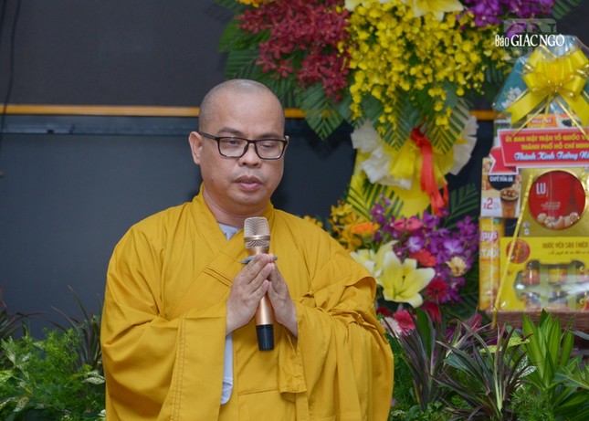 Đại đức Thích Thiện Châu dẫn chương trình buổi lễ Đại đức Thích Thiện Châu dẫn chương trình buổi lễ