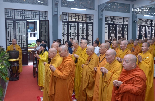 Chư tôn giáo phẩm Hội đồng Chứng minh, Hội đồng Trị sự, Ban Trị sự TP.HCM và các tỉnh thành thành, đại diện các cơ quan... kính dâng hương tưởng niệm Chư tôn giáo phẩm Hội đồng Chứng minh, Hội đồng Trị sự, Ban Trị sự TP.HCM và các tỉnh thành thành, đại diện các cơ quan... kính dâng hương tưởng niệm