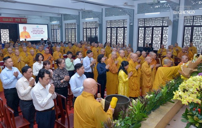 Chư vị giáo phẩm Hội đồng Chứng minh, Hội đồng Trị sự, lãnh đạo các cơ quan, Ban Trị sự tỉnh thành đảnh lễ trước Giác linh đài Bồ-tát Chư vị giáo phẩm Hội đồng Chứng minh, Hội đồng Trị sự, lãnh đạo các cơ quan, Ban Trị sự tỉnh thành đảnh lễ trước Giác linh đài Bồ-tát