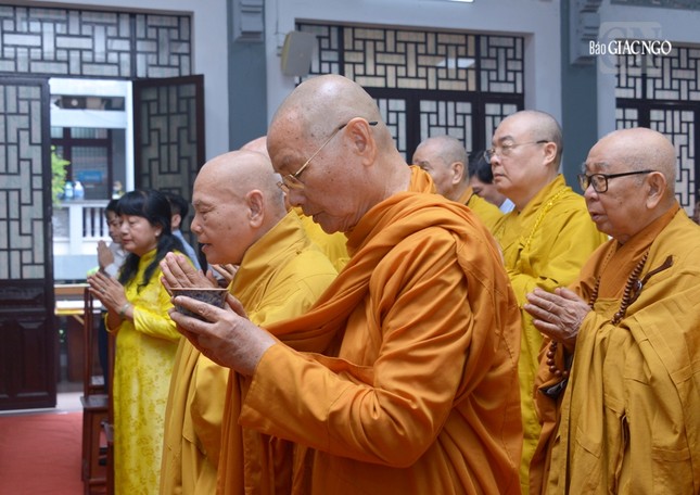 Trưởng lão Hòa thượng Viên Minh dâng trà Trưởng lão Hòa thượng Viên Minh dâng trà