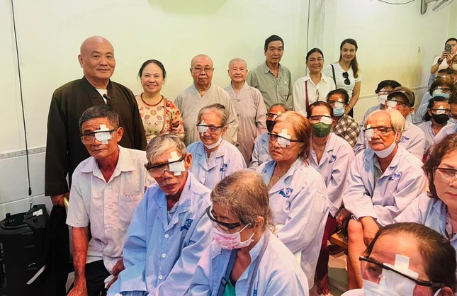 Đoàn phối hợp trung tâm mắt phẫu thuật đem lại ánh sáng cho 112 bệnh nhân nghèo Đoàn phối hợp trung tâm mắt phẫu thuật đem lại ánh sáng cho 112 bệnh nhân nghèo