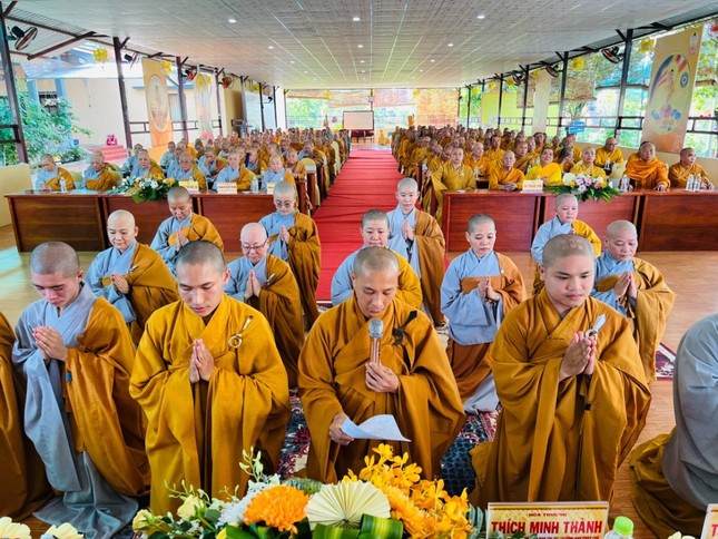 Đại diện hành giả phát nguyện tu học trong ba tháng An cư kiết hạ Đại diện hành giả phát nguyện tu học trong ba tháng An cư kiết hạ