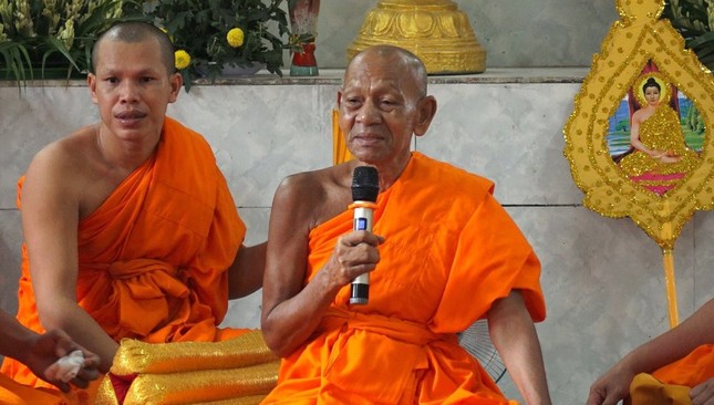 Hòa thượng Đào Như truyền giới cho 18 vị giới tử Sa-di