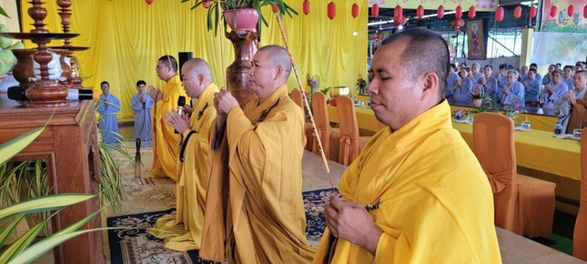 Chư tôn đức niêm hương bạch Phật