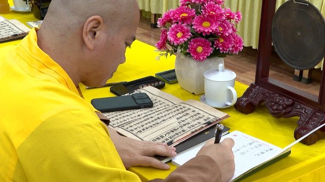 Hành giả trong trường hạ vẫn sử dụng chữ Hán để học tập