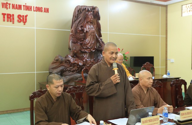 Đại đức Thích Lệ Duyên báo cáo hoạt động Phật sự hai tháng qua