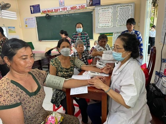 Khám bệnh cho bà con khó khăn tỉnh Trà Vinh - Aneh: TN