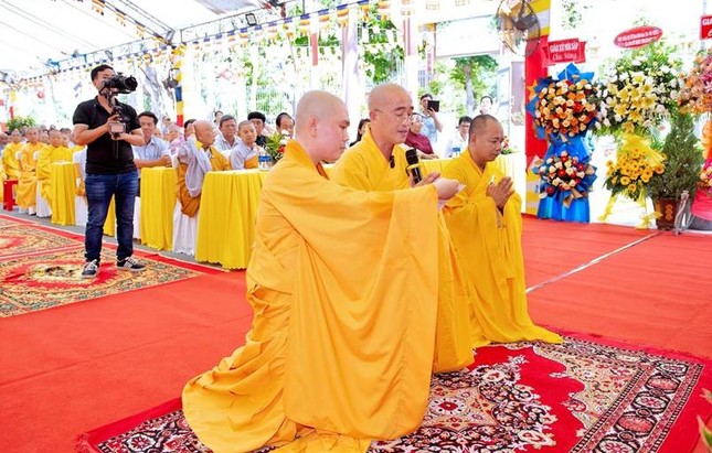 Đại đức Thích Minh Tuệ tân trụ trì chùa Liên Hoa phát nguyện nhận nhiệm vụ trông coi ngôi Tam bảo và hướng dẫn Phật tử tu học đúng Chánh pháp