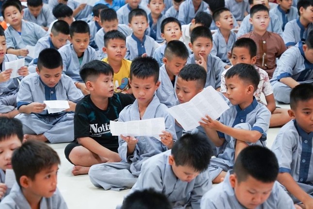 Cùng nhau chia sẻ niềm vui trong khóa tu