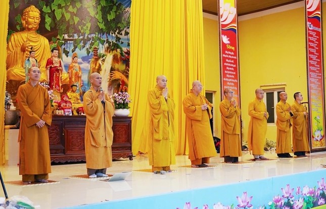 Chư tôn đức hướng dẫn khóa tu