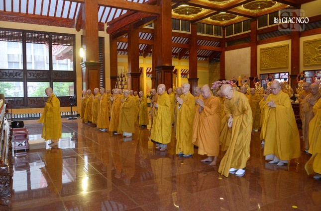 Đức Pháp chủ cùng đại chúng đảnh lễ Tam bảo