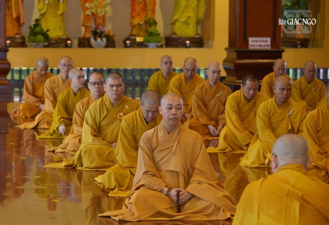 Chư Tăng vân tập định kỳ thính giới, cùng nhắc nhở nhau về giới pháp của hành giả xuất gia, nhằm nuôi lớn các thiện pháp, giới thân huệ mạng