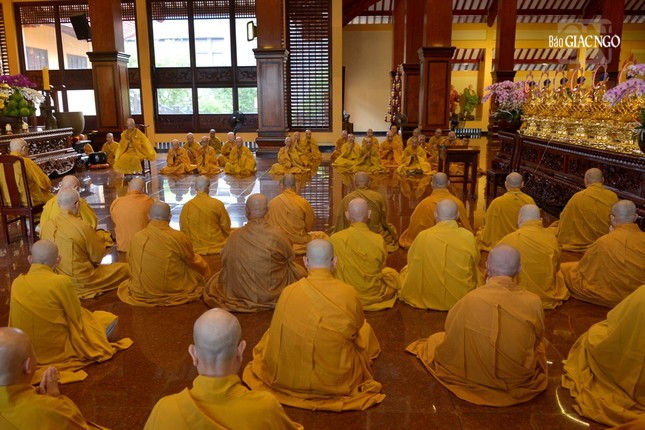 Chư Tăng vân tập định kỳ thính giới, cùng nhắc nhở nhau về giới pháp của hành giả xuất gia, nhằm nuôi lớn các thiện pháp, giới thân huệ mạng