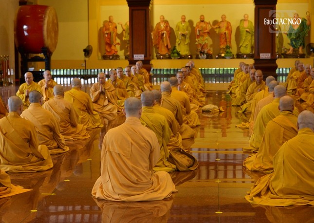 Chư tôn đức thính giới