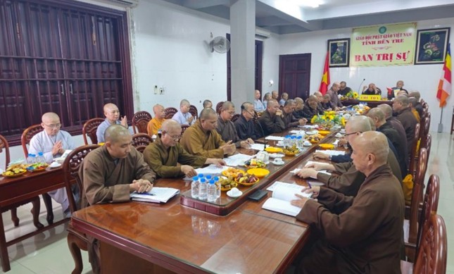 Chư tôn đức tham dự họp