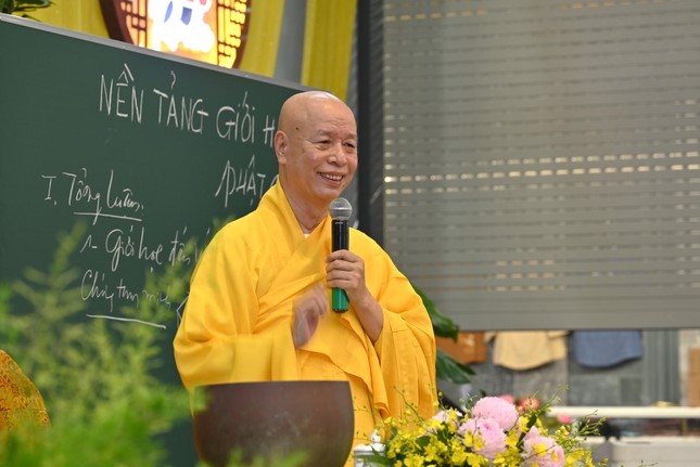 Hòa thượng Thích Thái Hòa giảng dạy giới luật chư Ni tại chùa Vạn Phước, TP.Vũng Tàu Hòa thượng Thích Thái Hòa giảng dạy giới luật chư Ni tại chùa Vạn Phước, TP.Vũng Tàu