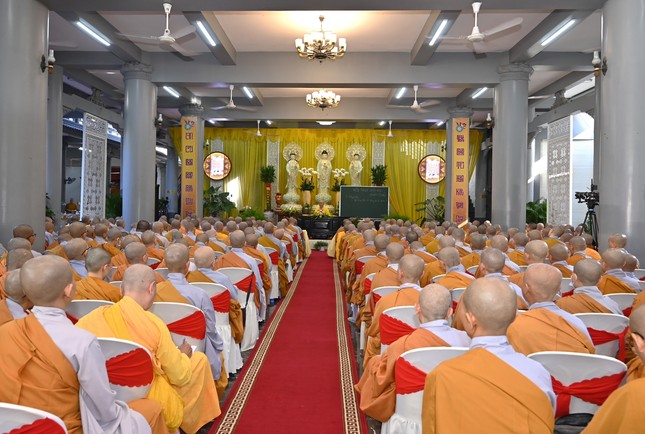 Khóa Bồi dưỡng về Giới luật cho chư Ni 12 trường hạ Khóa Bồi dưỡng về Giới luật cho chư Ni 12 trường hạ