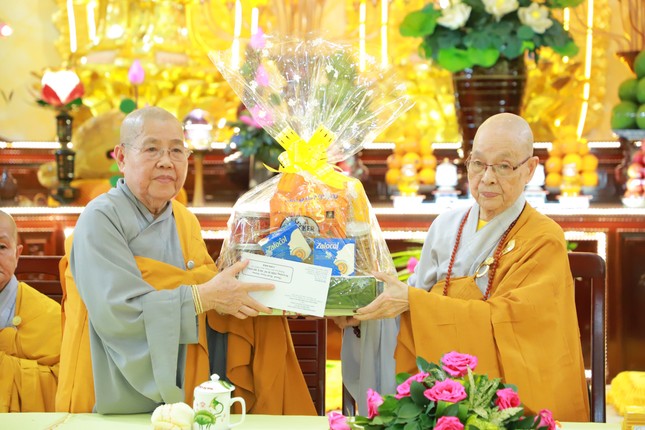 Ni trưởng Thích nữ Huệ Hương, Chứng minh Phân ban Ni giới T.Ư, Chứng minh Phân ban Ni giới Đồng Nai tiếp nhận quà của Phân ban Ni giới T.Ư do Ni trưởng Thích nữ Từ Nhẫn đại diện cúng dường trường hạ Long Vân
