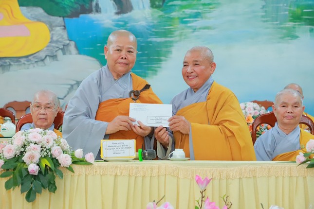 Ni trưởng Thích nữ Tịnh Nghiêm và Ni trưởng Thích nữ Như Pháp - Trưởng Phân ban Ni giới tỉnh Bình Dương tại trường hạ chùa Tây Thiên