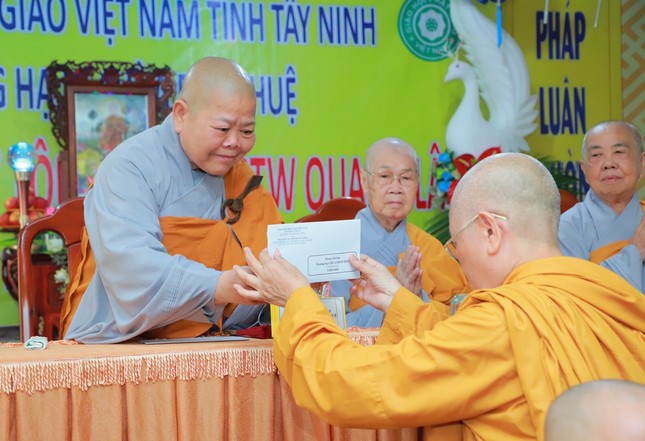 Cúng dường hành giả chùa Pháp Huệ, tỉnh Tây Ninh