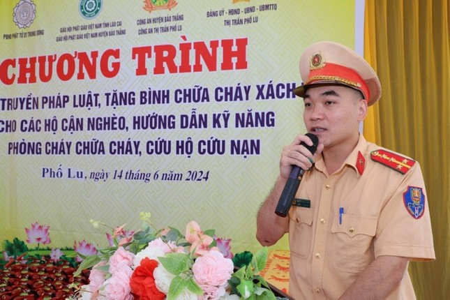 Đại úy Nguyễn Mạnh Hùng tuyên truyền để nâng cao ý thức tham gia giao thông