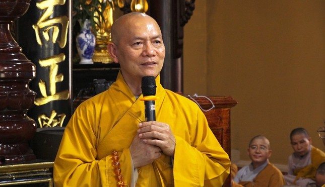 Thượng tọa Thích Phước Thành có lời thăm hỏi hành giả Ni tại chùa Giác Hoa