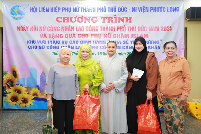 Trao quà đến nữ công nhân dân tộc Chăm Trao quà đến nữ công nhân dân tộc Chăm