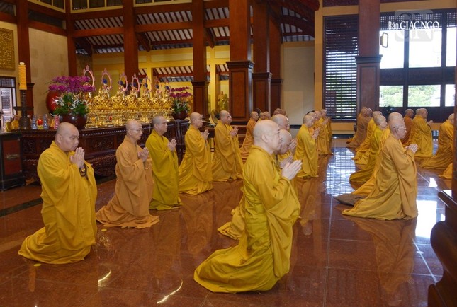 Chư Tăng trang nghiêm tại chánh điện Việt Nam Quốc Tự Chư Tăng trang nghiêm tại chánh điện Việt Nam Quốc Tự