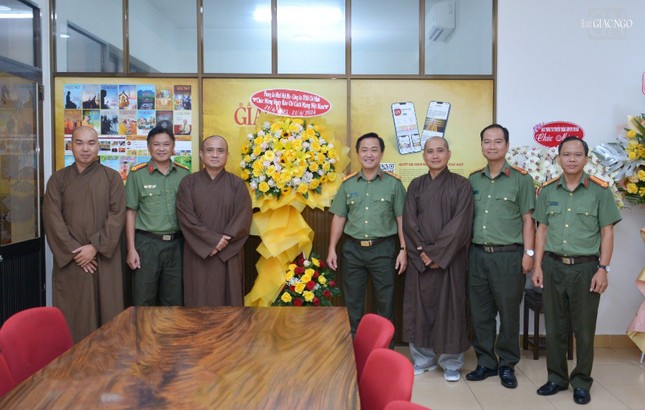 Lãnh đạo Phòng An ninh nội địa - Công an TP.HCM tặng hoa chúc mừng Lãnh đạo Phòng An ninh nội địa - Công an TP.HCM tặng hoa chúc mừng