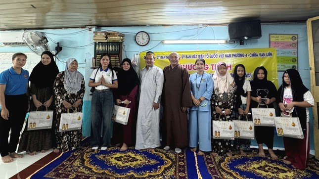 Trao quà đến đồng bào người Chăm khó khăn - Ảnh VL Trao quà đến đồng bào người Chăm khó khăn - Ảnh VL