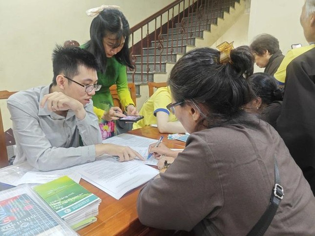 Các Phật tử đăng ký hiến mô tạng cứu người - Ảnh: Dương Liễu Các Phật tử đăng ký hiến mô tạng cứu người - Ảnh: Dương Liễu